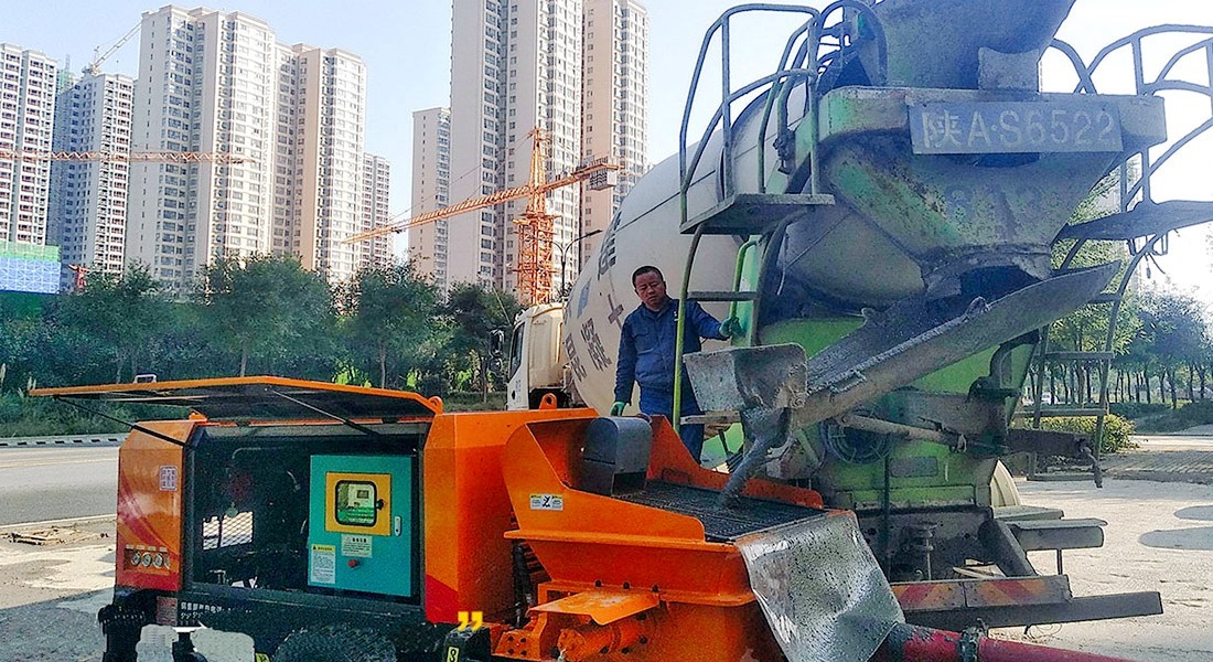 科瑪森50泵江蘇工地施工現(xiàn)場：出料效果不錯，進(jìn)料快，泵送通暢，工友們都很滿意