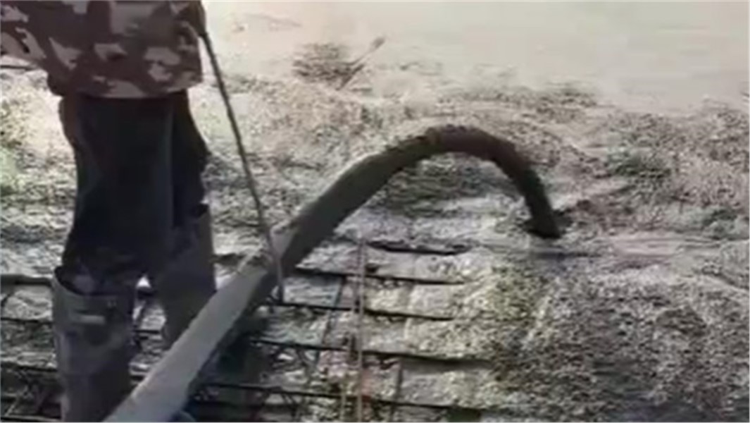 安徽合肥工業(yè)園區(qū)大面積廠房樓頂50泵地坪澆筑施工，安全快捷，高效使用