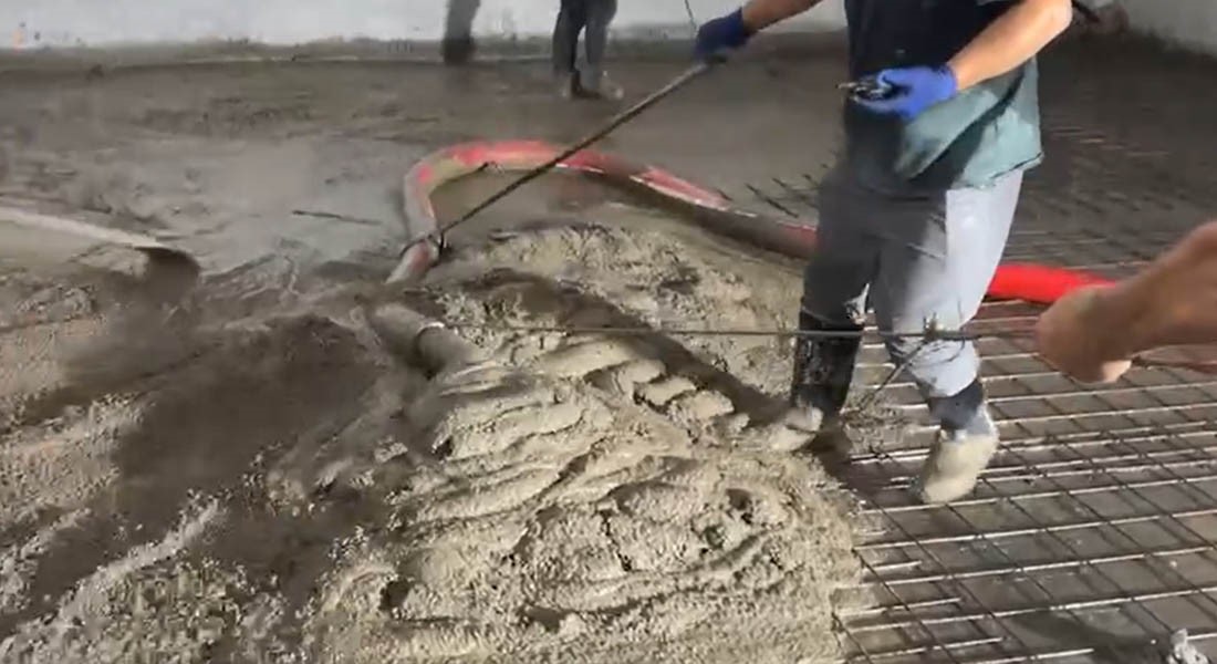 科瑪森50泵出料效果：絲滑順暢、穩(wěn)定泵送，高效車庫施工助力工程建設(shè)