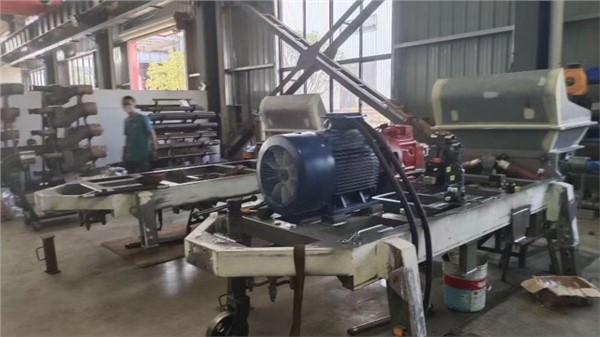 科瑪森車間60泵，電機(jī)2臺，柴油1臺，3臺大泵同步裝配進(jìn)行時(shí)